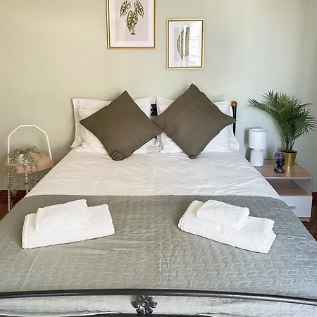 Sea The - Chic 2-bdr Escape With Spacious Living Apartment *
