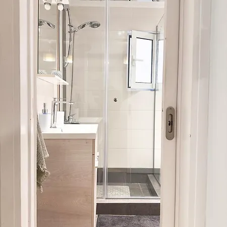 Sea The - Chic 2-bdr Escape With Spacious Living Apartment Athens