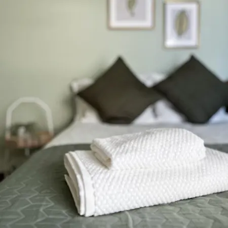 Sea The - Chic 2-bdr Escape With Spacious Living